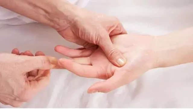 Massage giúp cải thiện tình trạng sưng ngón tay giữa