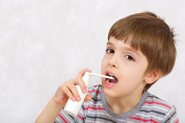 Thuốc xịt họng có tác dụng gây tê tại chỗ giúp bé giảm nhanh sự khó chịu ở họng