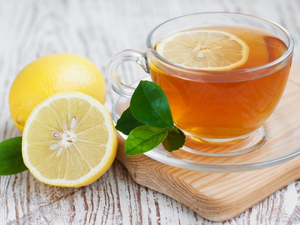 Uống trà chanh và mật ong ấm giúp làm ấm cổ họng, xoa dịu cơn đau rát hữu hiệu