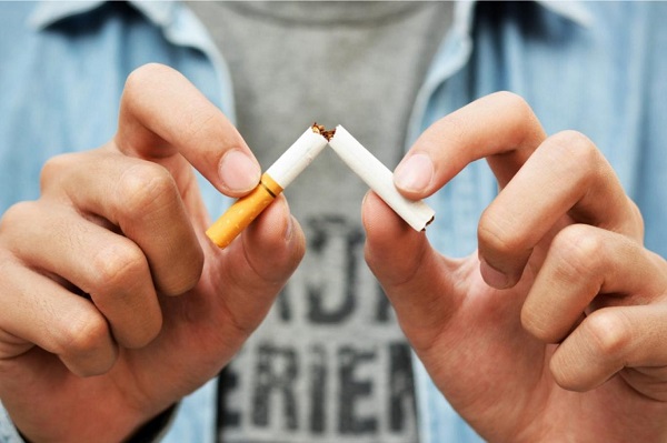 Từ bỏ thói quen hút thuốc lá sẽ giúp giảm đau họng và viêm xoang