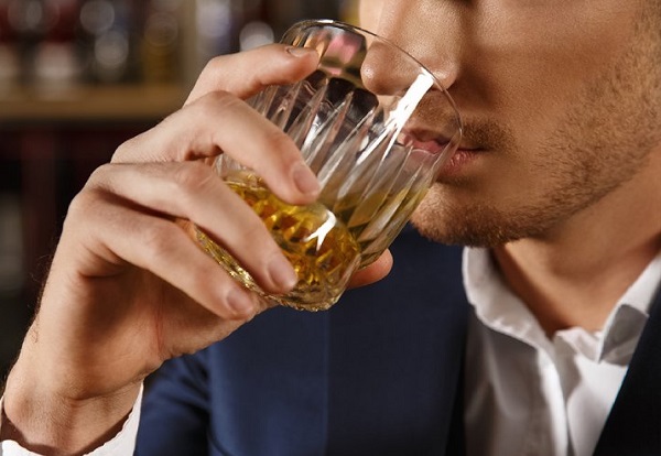 Đau họng sau khi uống rượu có thể do rất nhiều nguyên nhân gây ra