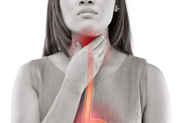 Dịch vị dạ dày có thể làm tổn thương niêm mạc họng gây viêm họng và đau tai