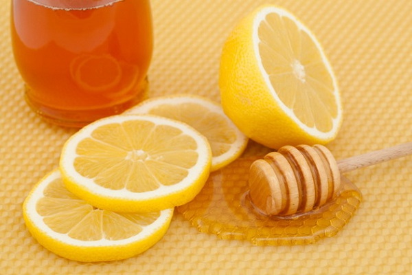 Nước chanh và mật ong giúp kháng khuẩn, giảm viêm, xoa dịu cổ họng