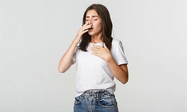 Viêm họng do virus thường kèm theo hắt hơi, sổ mũi và sốt cao