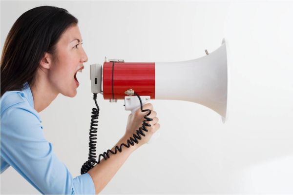 Viêm thanh quản kéo dài thường xảy ra ở những người sử dụng giọng nói nhiều