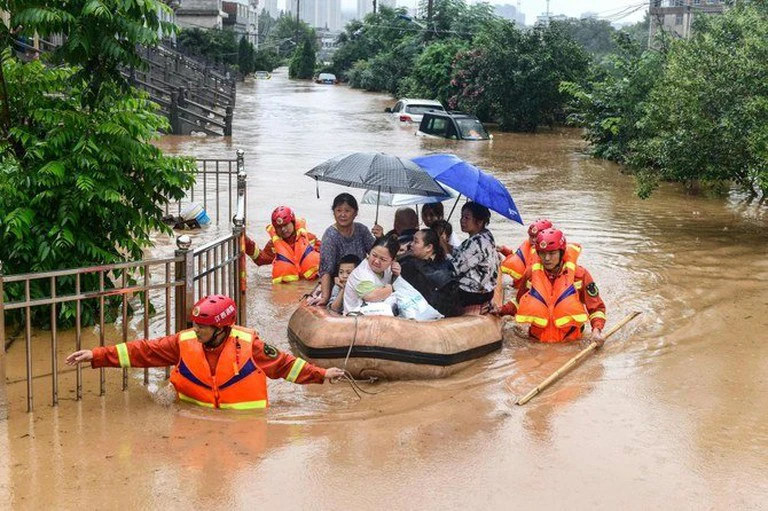 Nước lũ rất bẩn làm bùng phát các bệnh về da