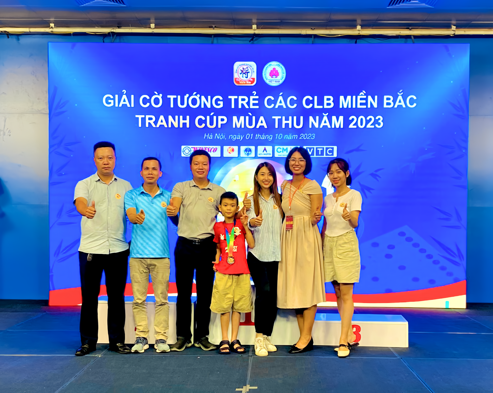 Anh chị em công ty chụp ảnh lưu niệm cùng bà Phạm Thu Hà - Trưởng ban tổ chức giải đấu
