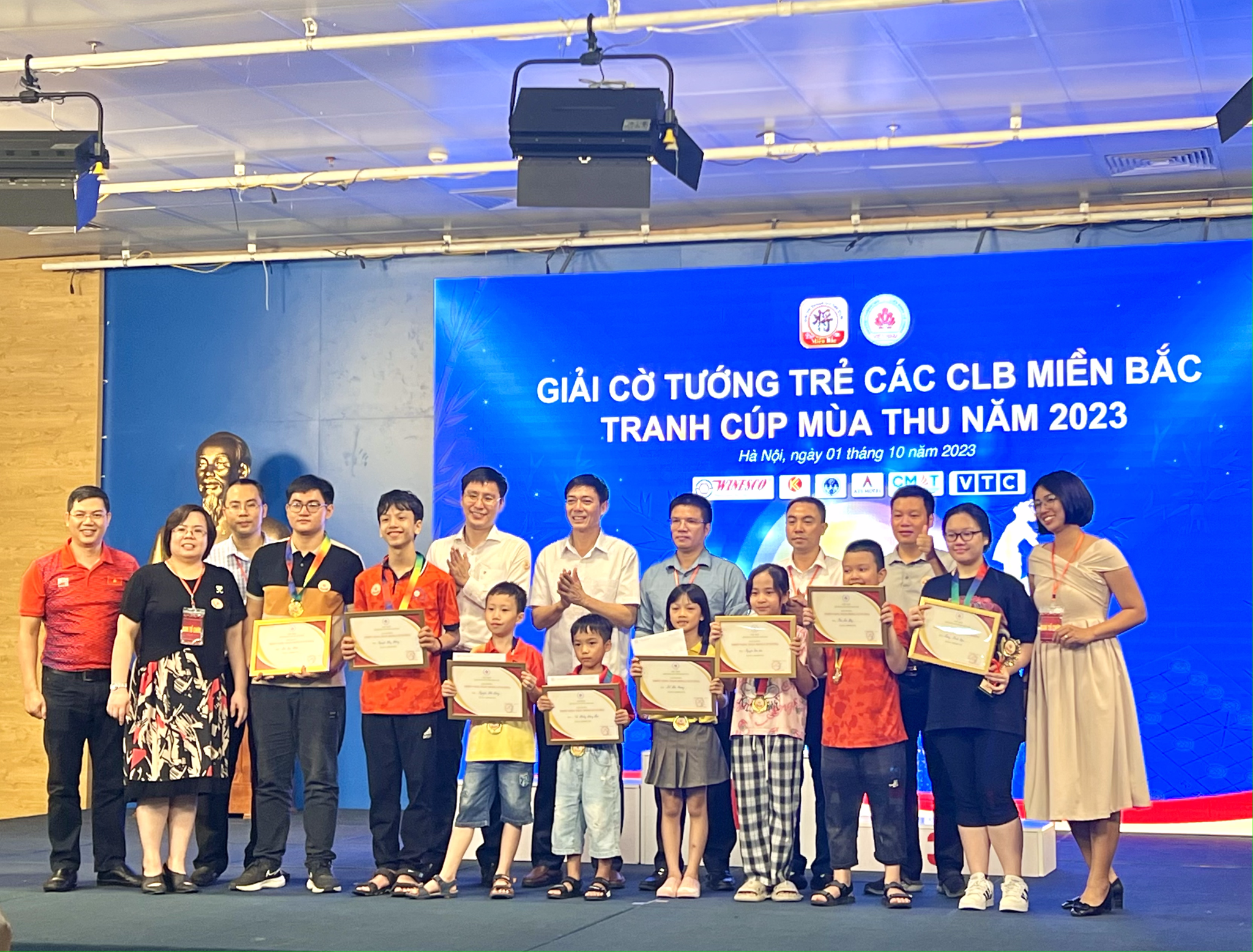 Ông Cao Văn Minh - GĐ công  ty Dược phẩm Kim Khang trao những phần quà cho các thí sinh dành giải đồng đội