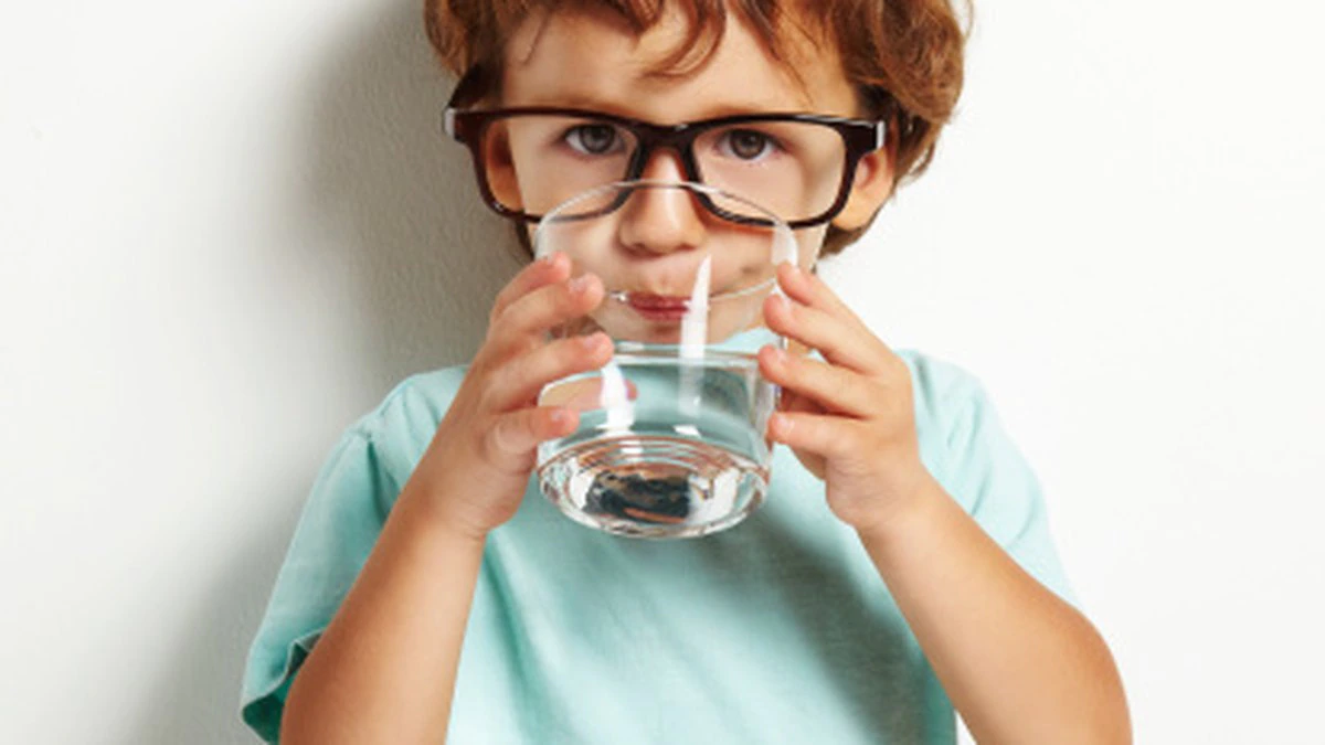 Cho trẻ uống đủ nước và dung dịch điện giải khi tiêu chảy kéo dài