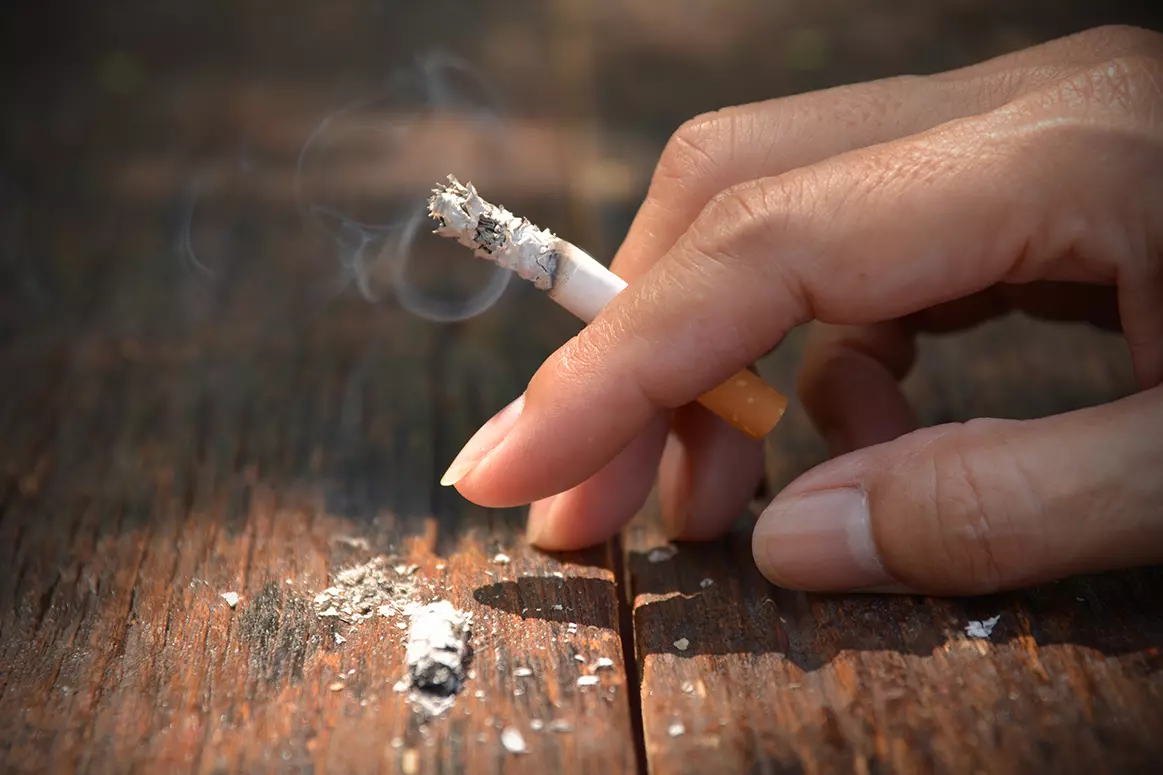 Nguy cơ mắc ung thư phổi tăng cao ở người hút thuốc lá lâu năm