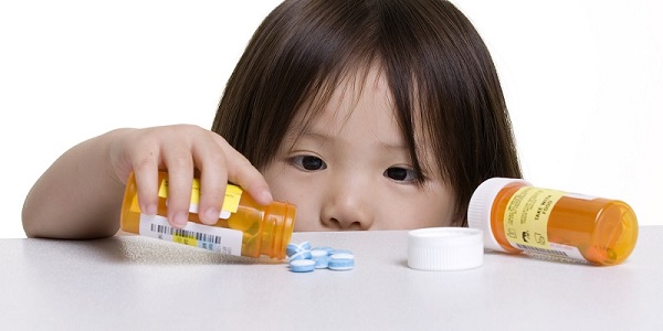Cho trẻ dùng thuốc điều trị viêm họng mủ theo chỉ định