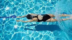 Tràn dịch khớp gối có nên tập bơi không?