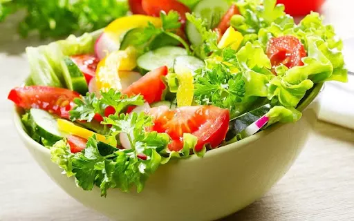 Salad-rau-cu-la-mot-trong-nhung-mon-an-chua-benh-gut-don-gian-de-lam.webp