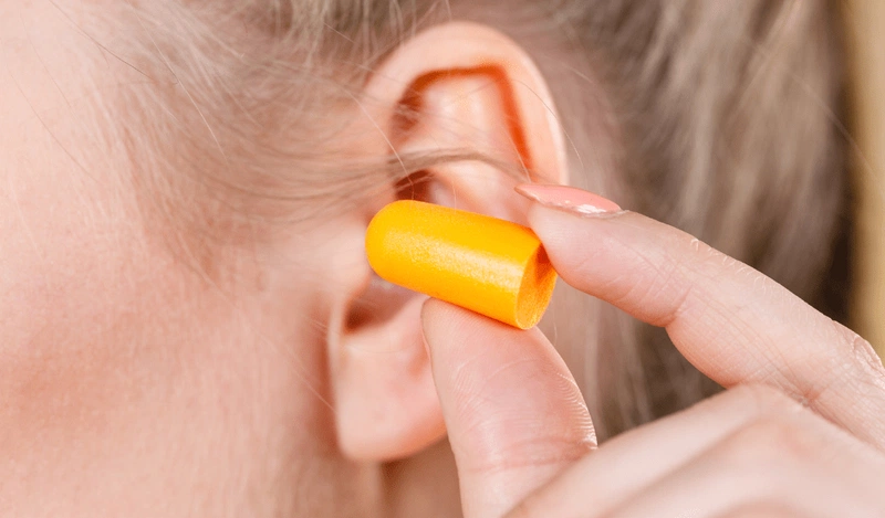 Sử dụng thiết bị bảo vệ tai giúp giảm ảnh hưởng của âm thanh lớn tới thính lực