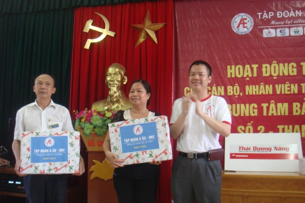 Tổng giám đốc Nguyễn Văn Luận đại diện Tập đoàn trao quà cho Trung tâm bảo trợ Xã hội Số 2