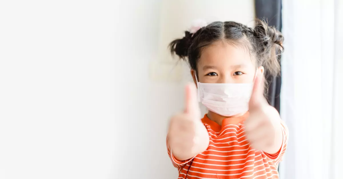 Che chắn cẩn thận khi cho trẻ ra ngoài giúp phòng ngừa bệnh viêm đường hô hấp