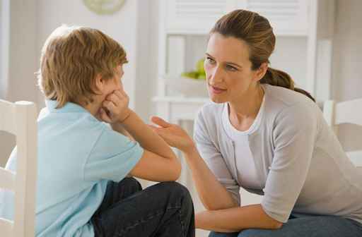 Trẻ tự kỷ nhẹ thường ngại giao tiếp với mọi người xung quanh