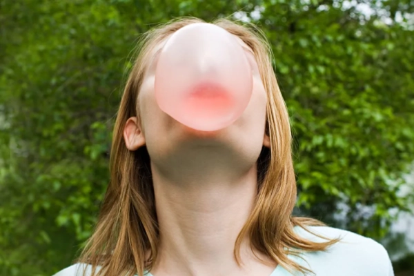 Nhai kẹo cao su giúp giảm ù tai