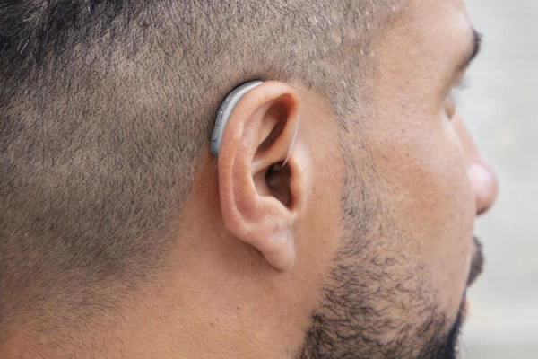 Người bị ù tai không nên tự ý dùng máy trợ thính