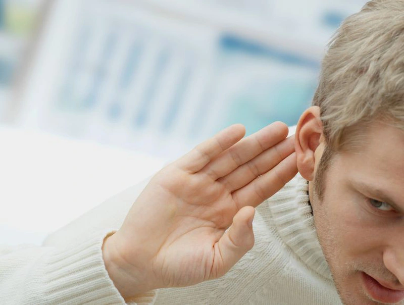 Điếc 1 bên tai phải gây khó khăn trong giao tiếp