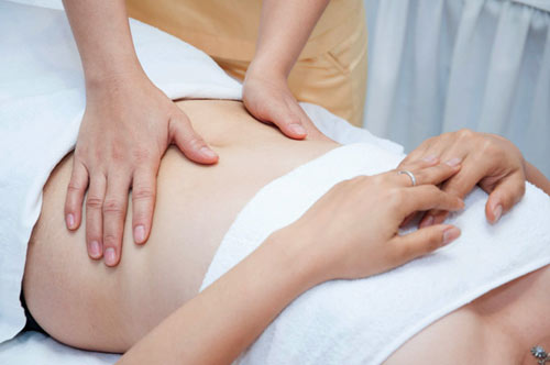 Massage bụng giúp giảm đau bụng kinh