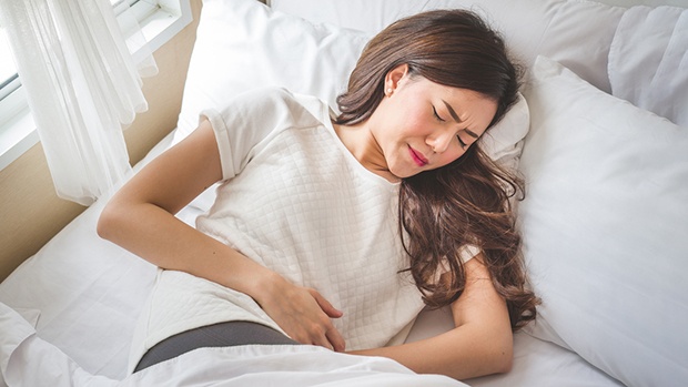Khi bị u nang buồng trứng thường xuất hiện các cơn đau bụng quằn quại