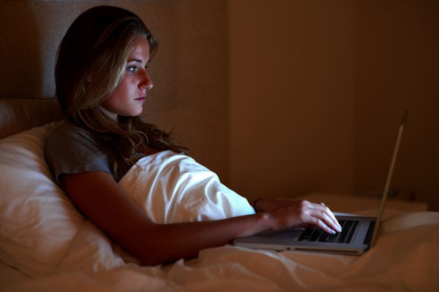 Sử dụng máy tính quá lâu trước khi ngủ sẽ gây đau đầu khi thức dậy