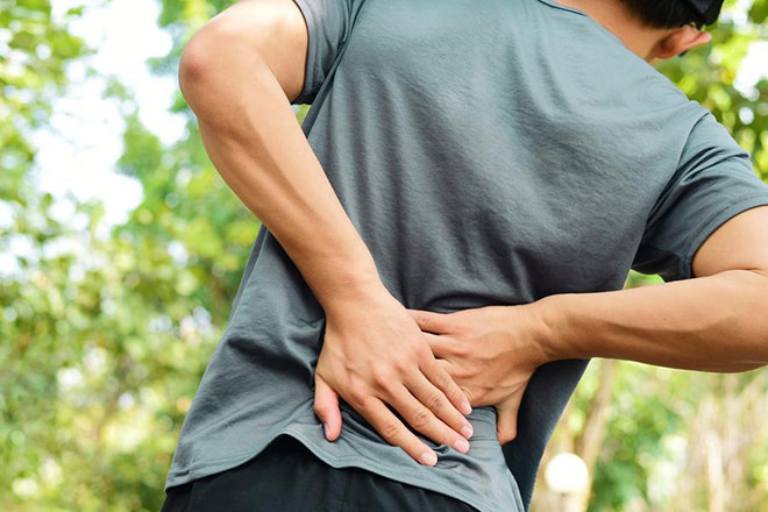 Bị đau lưng sau khi bê đồ nặng là do đâu?