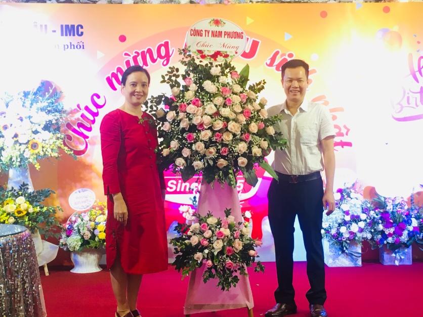 Bà Nguyễn Phương Lan – Đại diện Công ty Nam Phương tặng hoa chúc mừng
