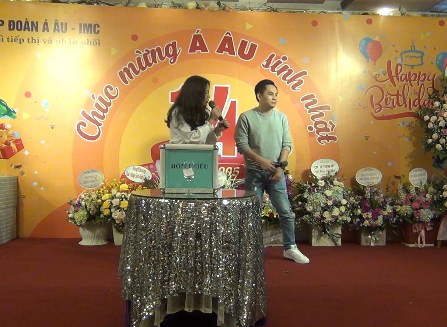 Ca khúc "Cơn mưa tình yêu" do Nguyễn Trường Sơn và Đỗ Kim Chi đến từ Công ty Đông Tây thể hiện