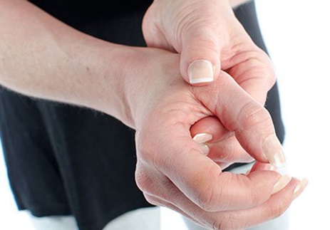  Đau khớp ngón tay cái có thể xảy ra do nhiều nguyên nhân