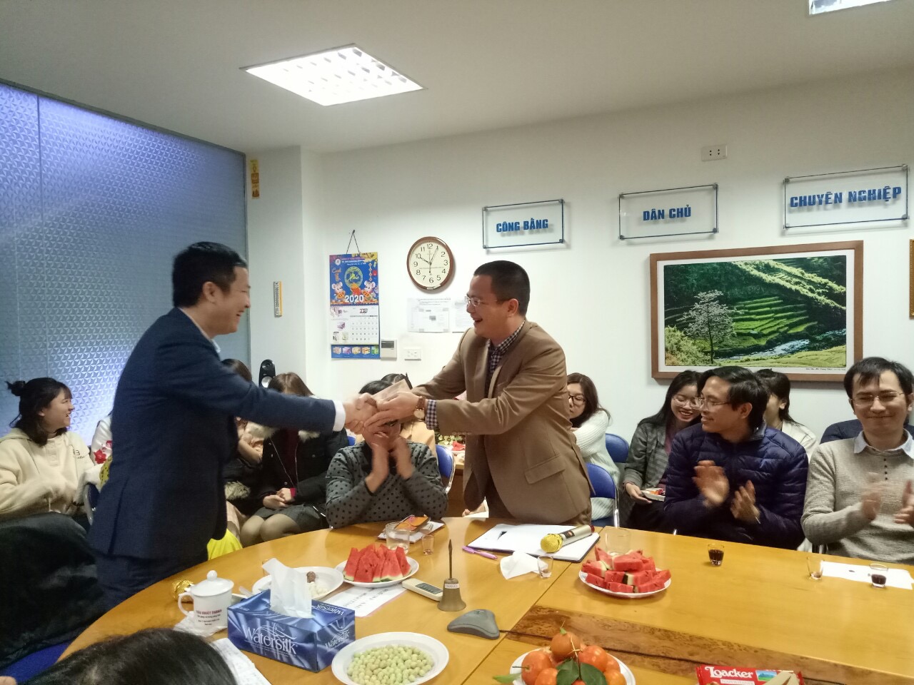 Giám đốc Bán hàng miền Bắc Bế Mạnh Hà thay mặt anh Đồng Xuân Hùng nhận phần quà của Tổng giám đốc trao cho nhân viên có sáng kiến khai xuân xuất sắc