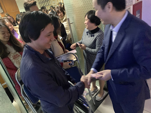  Tổng giám đốc Nguyễn Văn Luận tặng lì xì may mắn cho nhân viên trong công ty