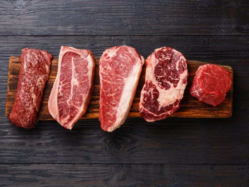  Ăn quá nhiều thịt đỏ như: Bò, dê, chó,… có thể là nguyên nhân gây bệnh gút