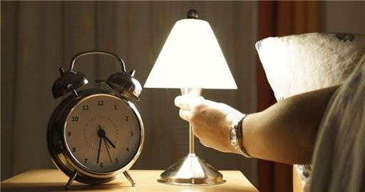  Bật đèn sáng khi ngủ dễ gây tình trạng mệt mỏi khi ngủ dậy