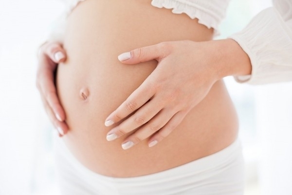  Phụ nữ có thai trong 3 tháng đầu không nên uống nước dừa