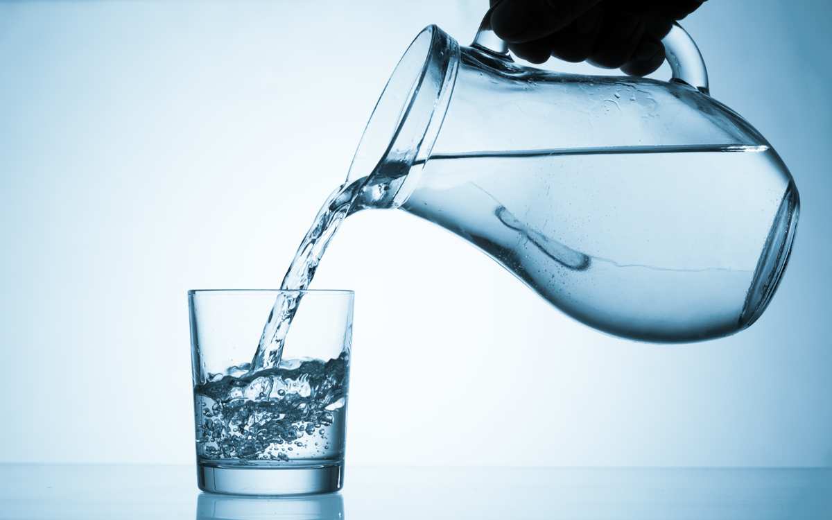  Uống nước vừa phải giúp cải thiện tiểu không kiểm soát