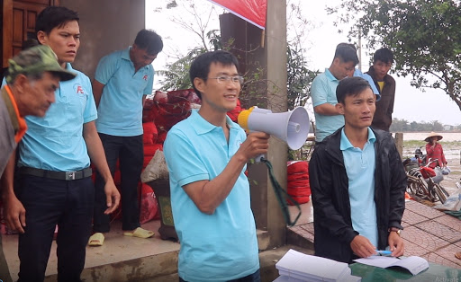  Ông Tạ Thanh Giang chia sẻ cảm xúc với người dân vùng lũ