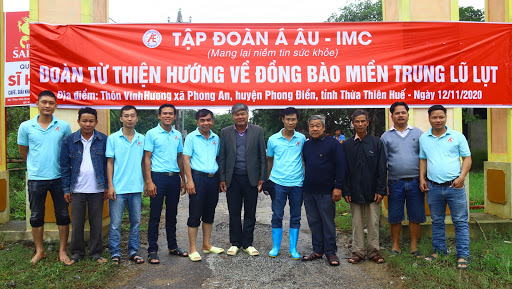  Các thành viên trong đoàn công tác chụp ảnh lưu niệm với cán bộ thôn Vĩnh Hương