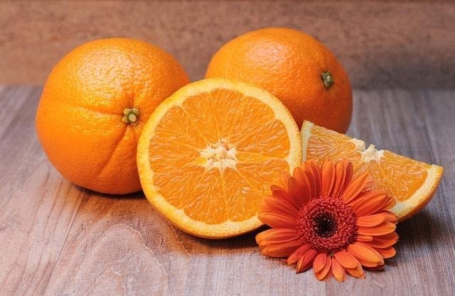 Người bị ù tai, trong tai có tiếng lạo xạo nên ăn nhiều cam