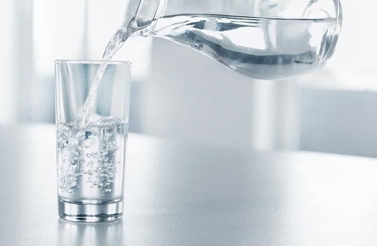    Uống nước giúp giảm nhanh cảm giác nôn nao khi say