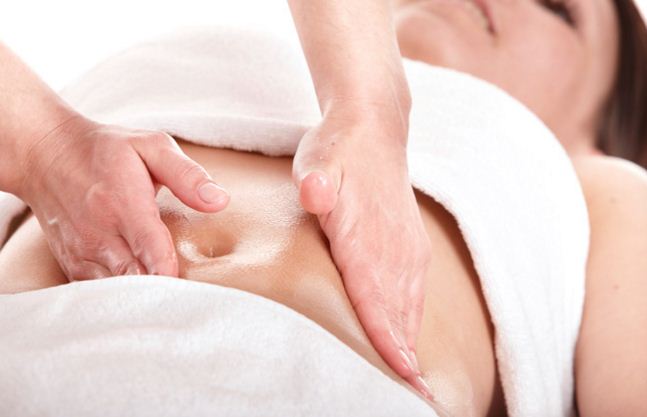 Massage với tinh dầu giúp cải thiện tình trạng rạn da ngứa
