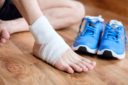 Chấn thương thể thao là một trong những nguyên nhân gây đau nhức xương khớp ở người trẻ