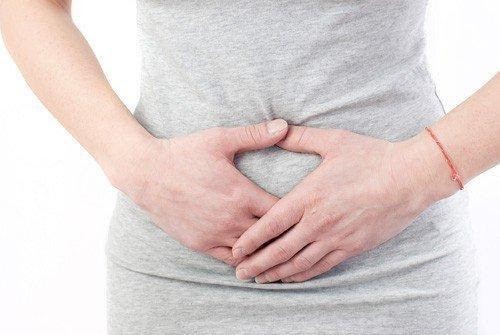 Có những biện pháp tự chăm sóc nào có thể giảm đau bụng dưới sau khi đi tiểu?
