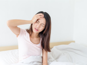 Ngủ dậy thường đau đầu, chóng mặt, buồn nôn có nguy hiểm không?