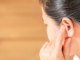 Ù tai không nghe rõ, điều trị bằng cách nào?