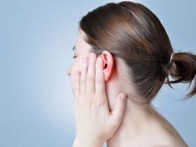 Bị viêm tai giữa gây ù tai, nghe kém, nên làm gì để cải thiện?