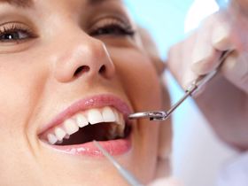 Chuyên gia hướng dẫn chăm sóc răng miệng để cải thiện hôi miệng