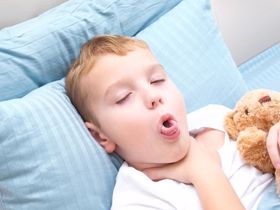 Trẻ bị ho khi thức dậy là do nguyên nhân nào?