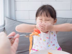 Trẻ biếng ăn sau khi dùng kháng sinh, mẹ phải làm sao?